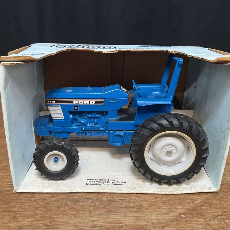 1/16 Ford 7710 II NIB Ertl