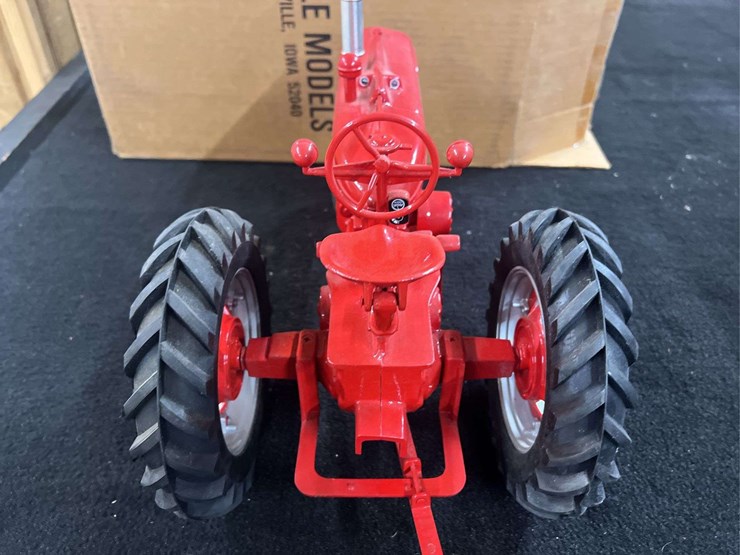 1/8-farmall-m-1995-fps-nib-sm-image-8