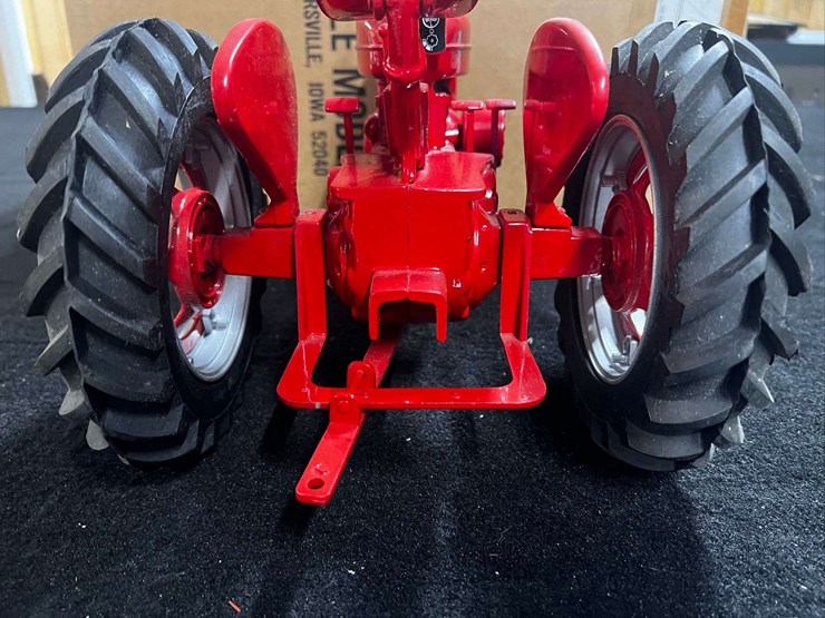 1/8-farmall-m-nib-sm-image-9