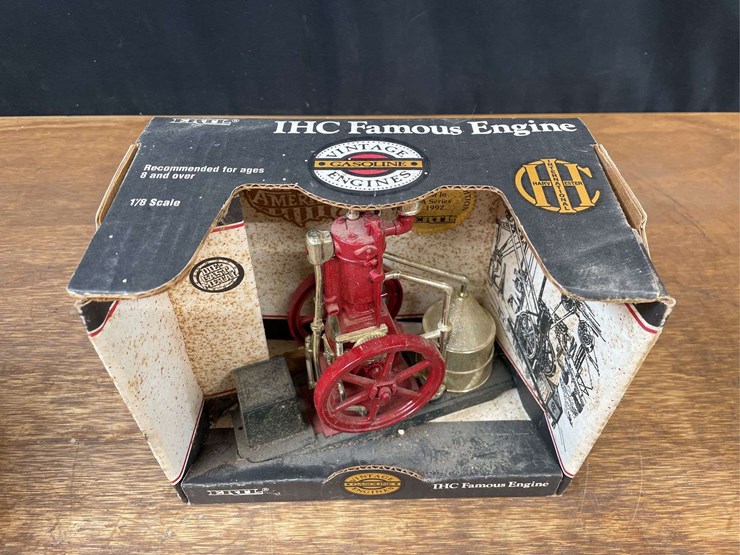 (2)-mccormick-deering-+-ihc-engines-nib-ertl-image-10