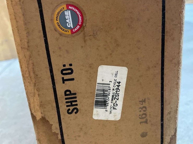 white-farmall-m-pedal-tractor-collector-nib-sm-image-7