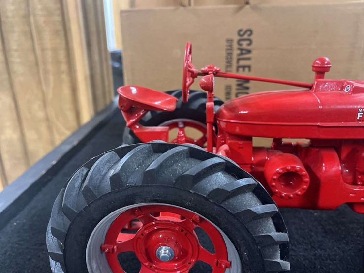 1/8-farmall-m-1995-fps-nib-sm-image-11