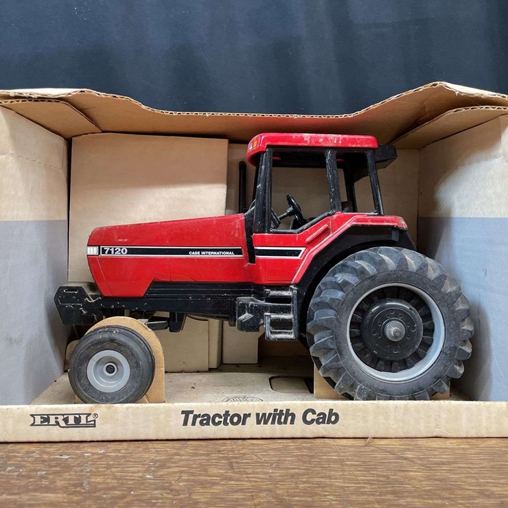 1/16 Case-IH Magnum 7120 NIB Ertl