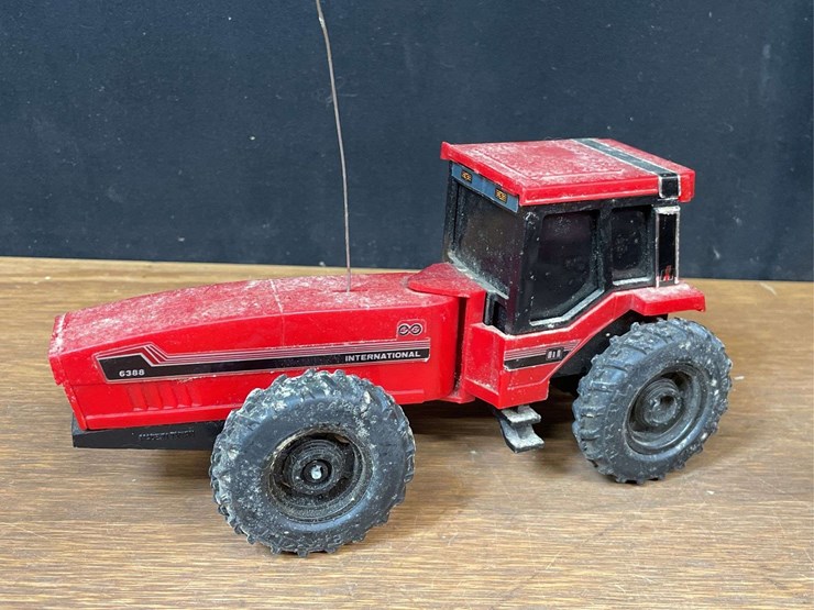 (3)-ih-tractors-+-baler-ertl-image-3