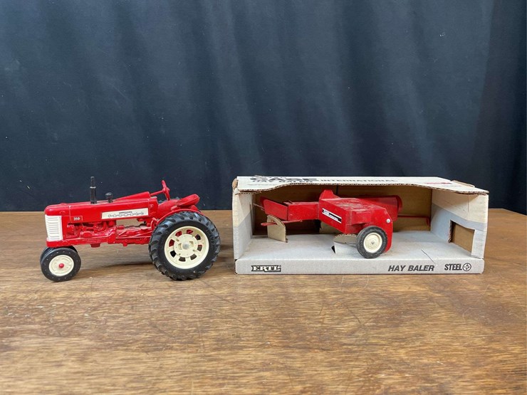 (2)-1/16-farmall-350-+-case-ih-baler-ertl-image-1