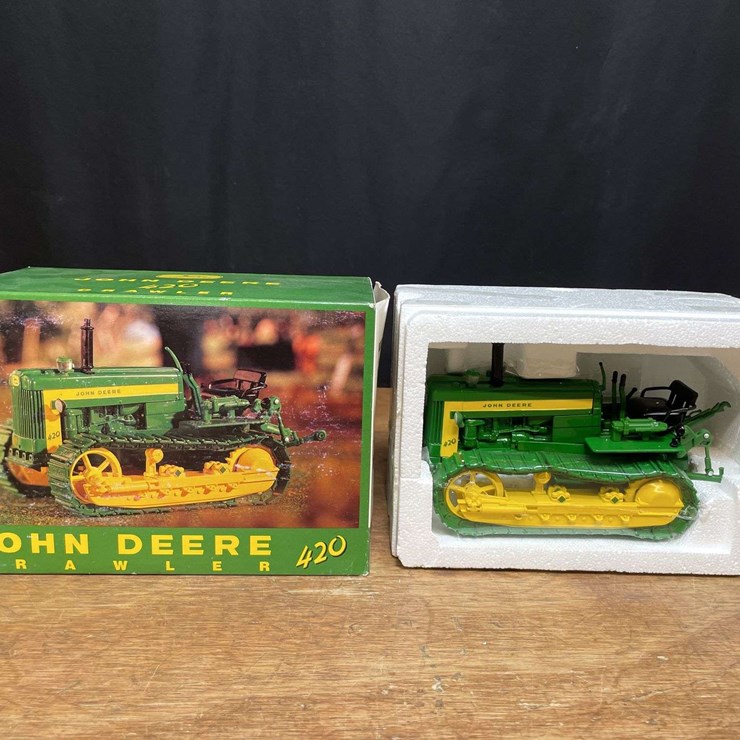 1/16 John Deere 420 Crawler 1998 Plow City NIB Ertl