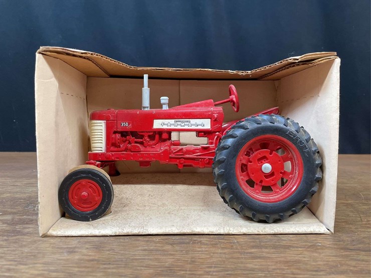 1/16-farmall-350-nib-ertl-image-1