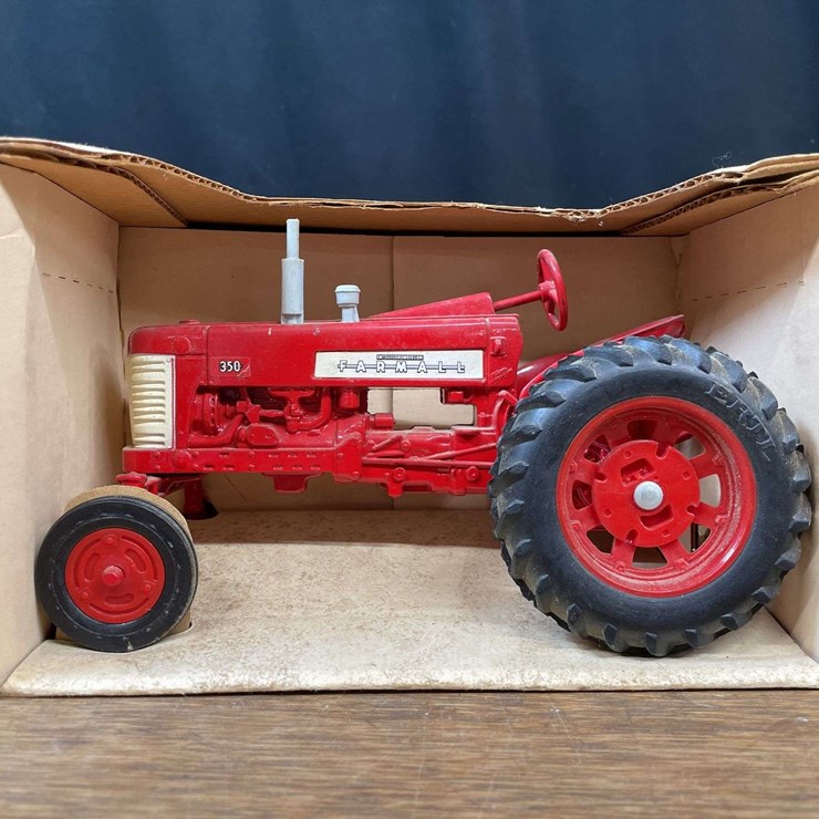 1/16 Farmall 350 NIB Ertl