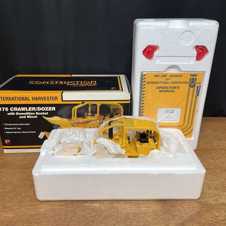 1/25 IH 175 Crawler Dozer NIB 1st Gear