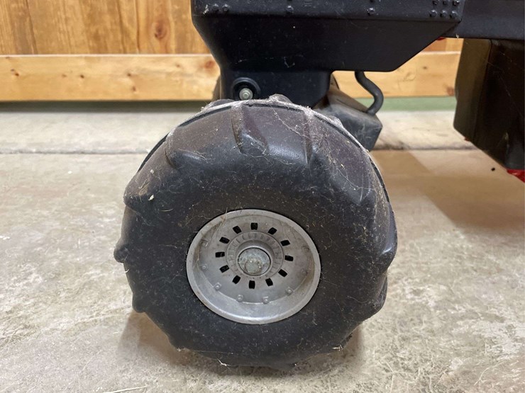 ih-pedal-tractor-ertl-image-11