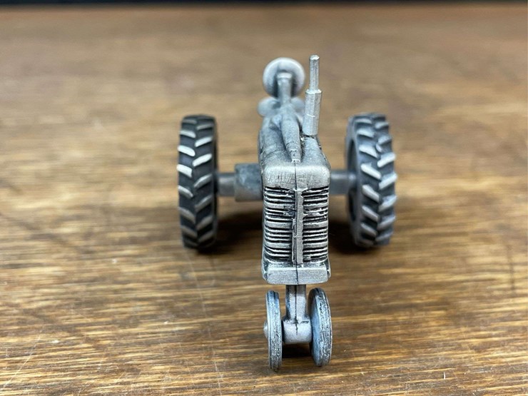 (2)-1/43-farmall-h-+-m-pewter-nib-sc-image-21