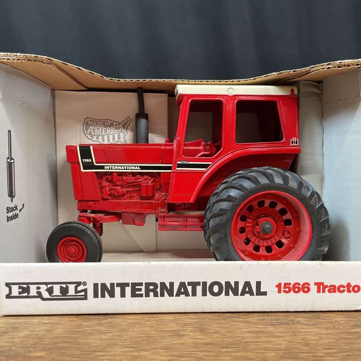 1/16 IH 1566 NIB Ertl