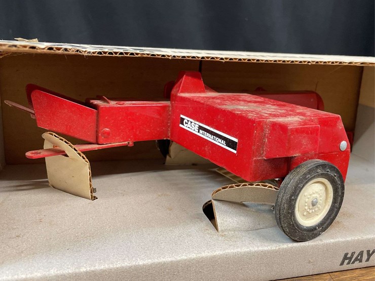 (2)-1/16-farmall-350-+-case-ih-baler-ertl-image-15