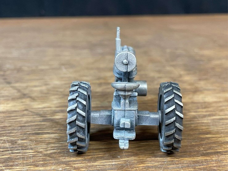 (2)-1/43-farmall-h-+-m-pewter-nib-sc-image-19