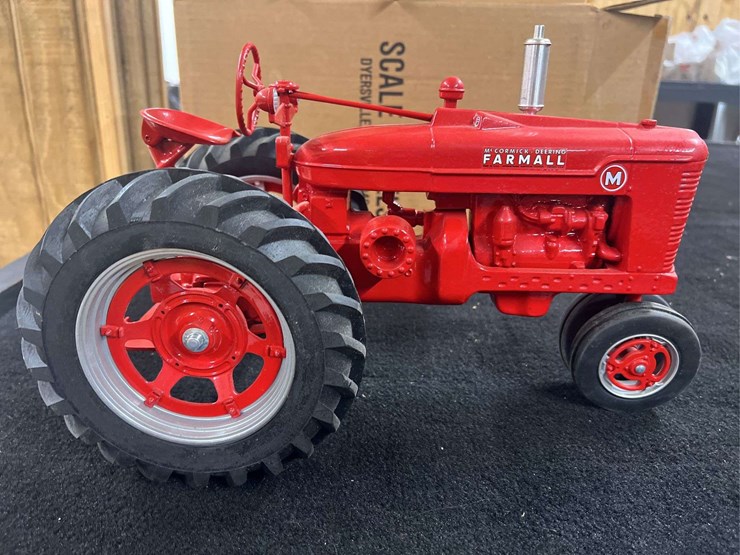 1/8-farmall-m-1995-fps-nib-sm-image-9