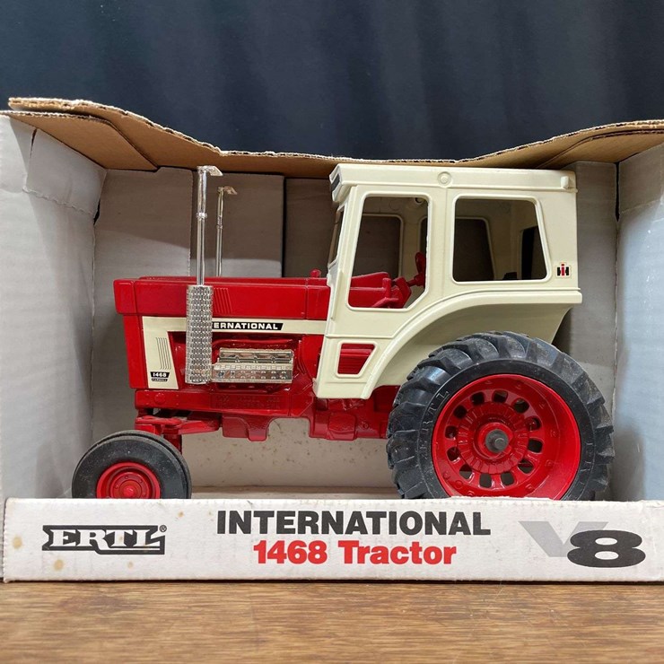 1/16 IH 1468 NIB Ertl