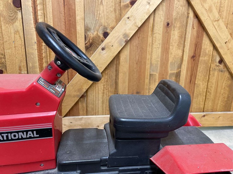 ih-pedal-tractor-ertl-image-13
