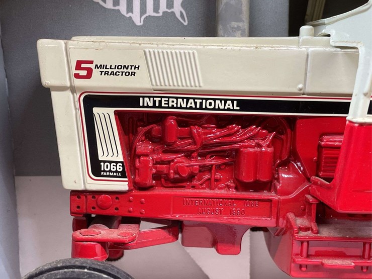1/16-ih-1066-5-millionth-nib-ertl-image-10