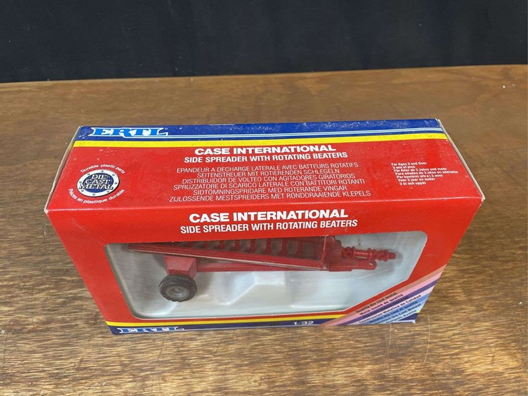 (3)-1/32-case-ih-tractors-+-spreader-nib-ertl-image-15