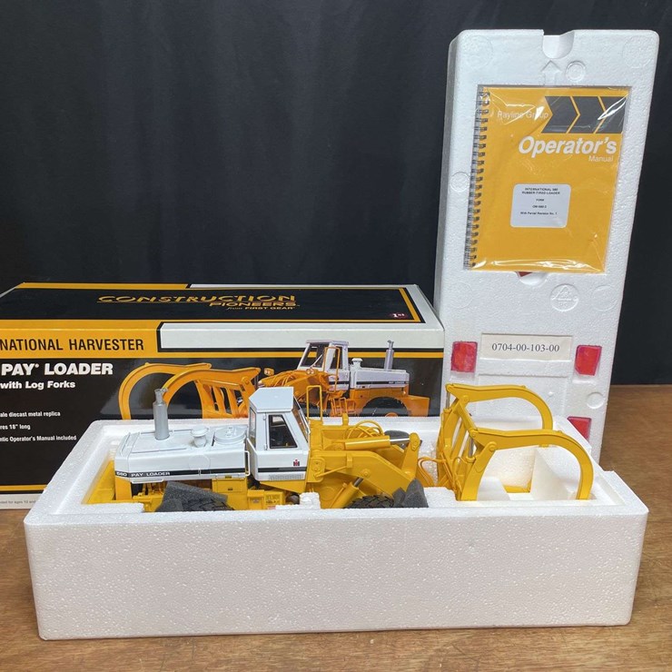 1/25 IH 560 Pay Loader NIB 1st Gear