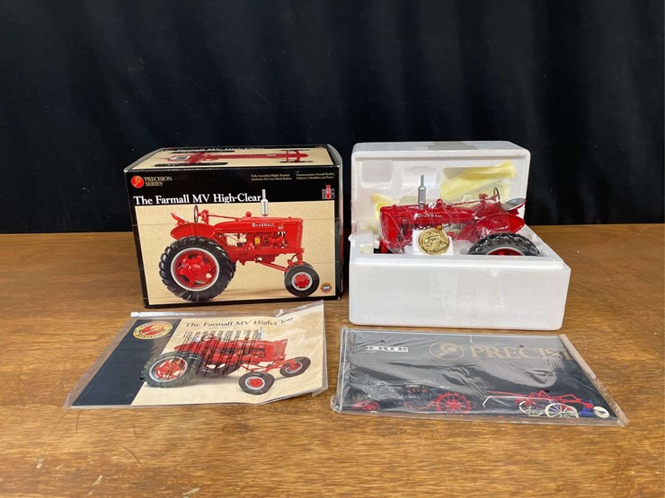 1/16-farmall-mv-high-clear-precison-nib-ertl-image-1