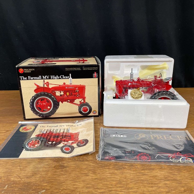 1/16 Farmall MV High Clear Precison NIB Ertl