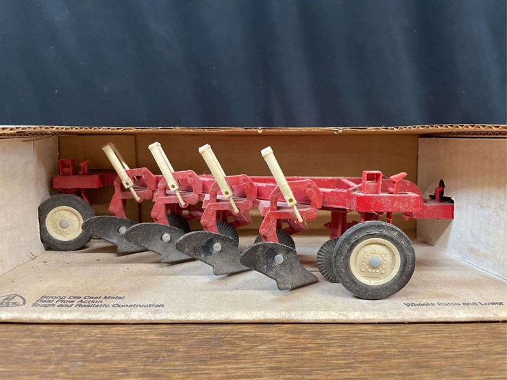 1/16-ih-plow-nib-ertl-image-7