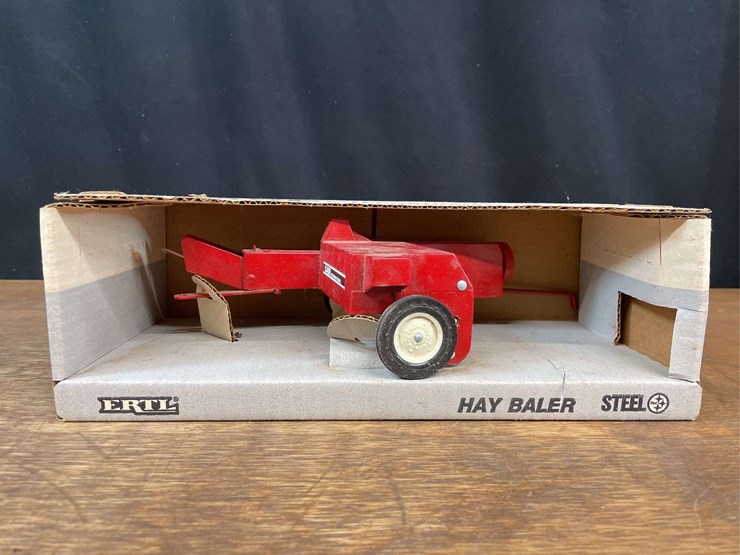 (2)-1/16-farmall-350-+-case-ih-baler-ertl-image-9