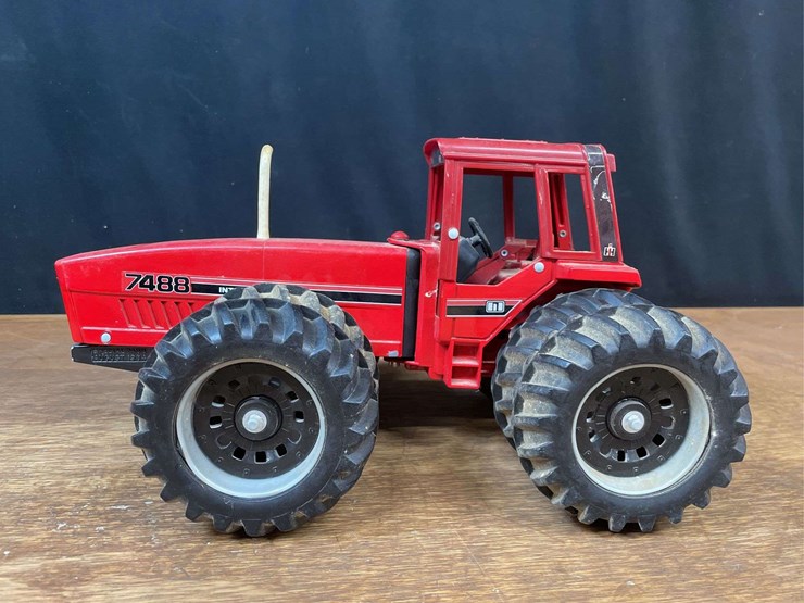 1/16-ih-7488-collector-ertl-image-2