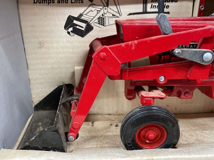 1/16-ih-1586-w/loader-nib-ertl-image-9