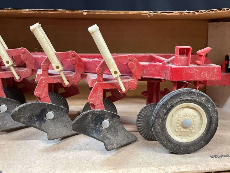 1/16-ih-plow-nib-ertl-image-10