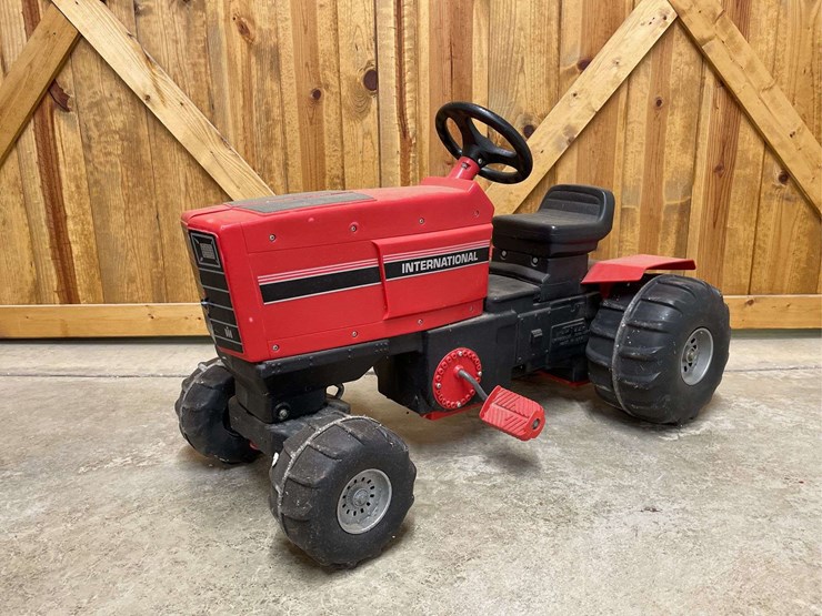 ih-pedal-tractor-ertl-image-1
