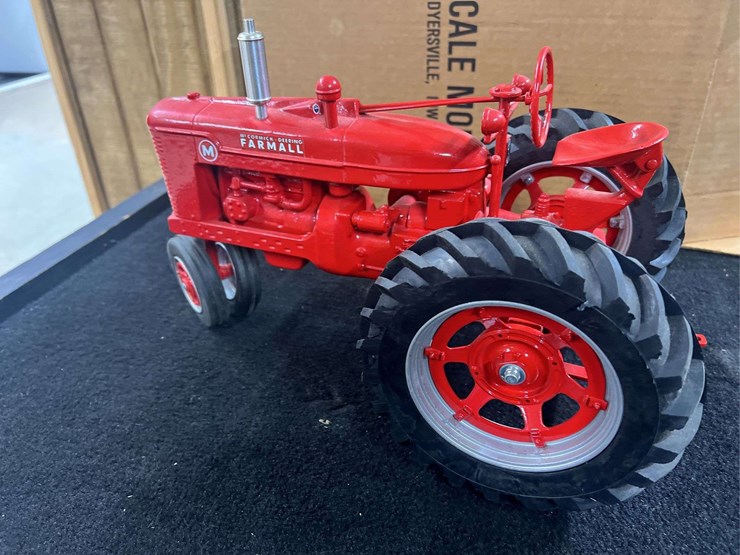 1/8-farmall-m-1995-fps-nib-sm-image-5