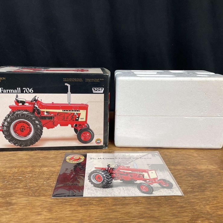 1/16 Farmall 706 Precision NIB Ertl