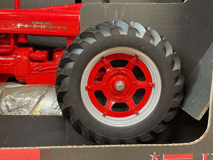1/8-farmall-400-special-edition-nib-sm-image-12