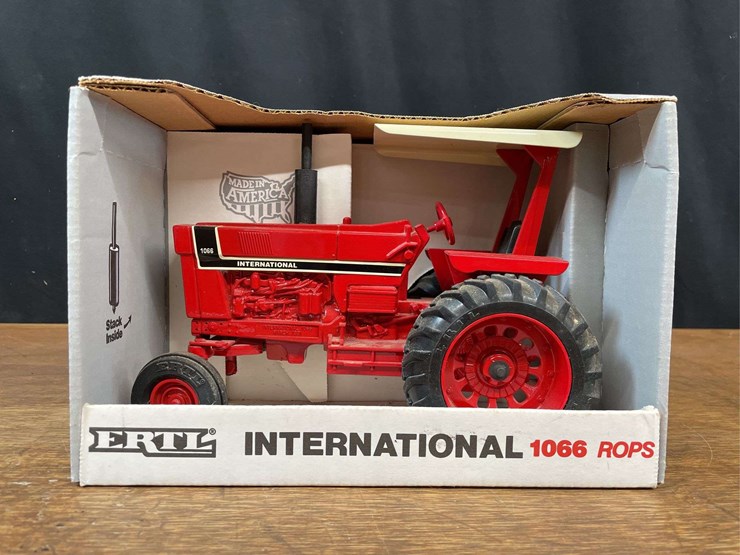 1/16-ih-1066-nib-ertl-image-1