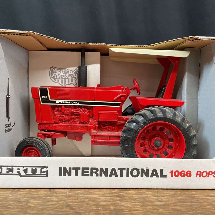 1/16 IH 1066 NIB Ertl