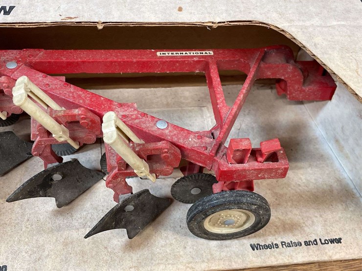1/16-ih-plow-nib-ertl-image-12