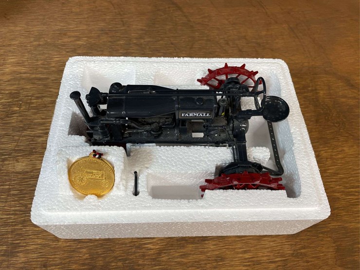 1/16-farmall-regular-precision-nib-ertl-image-3