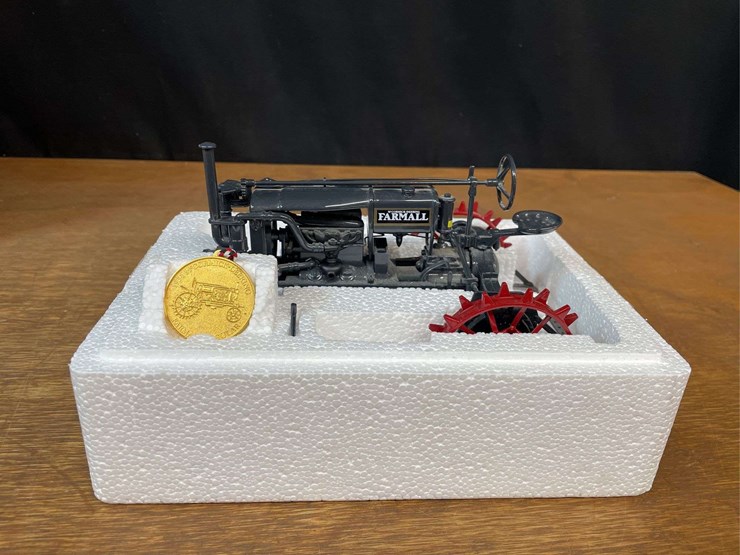 1/16-farmall-regular-precision-nib-ertl-image-2
