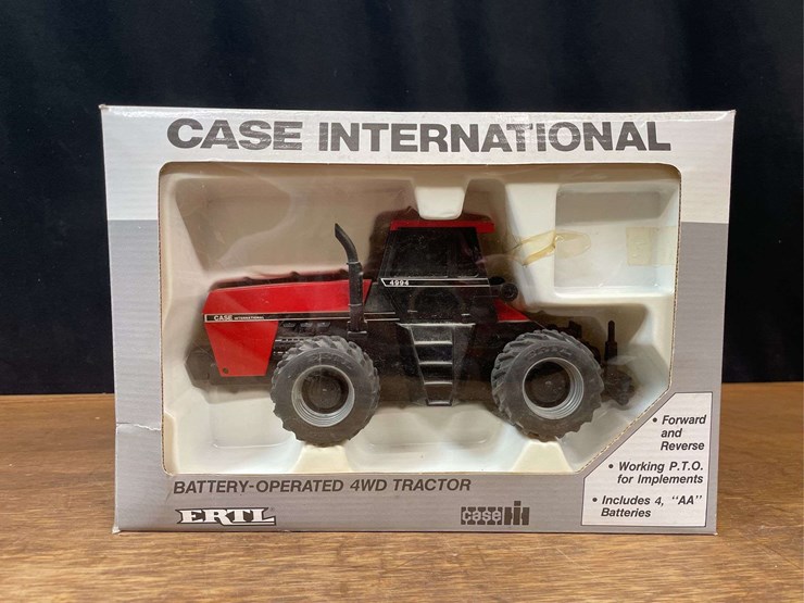 (3)-1/32-case-ih-tractors-+-spreader-nib-ertl-image-8