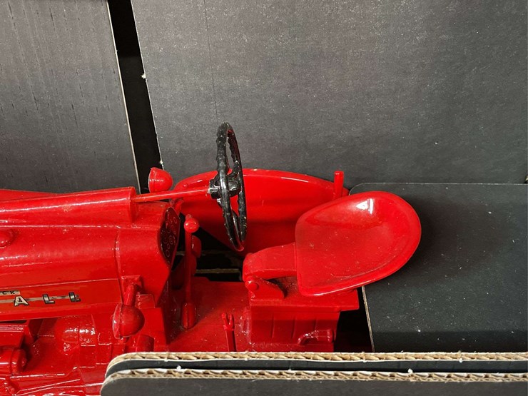1/8-farmall-400-special-edition-nib-sm-image-11