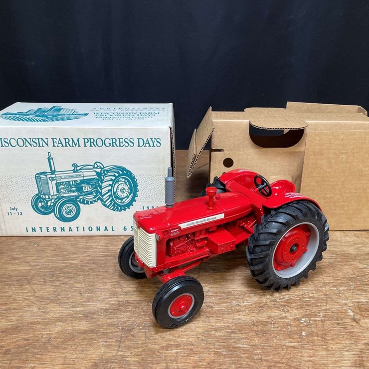 1/16 IH 650 1995 Wisconsin NIB Ertl
