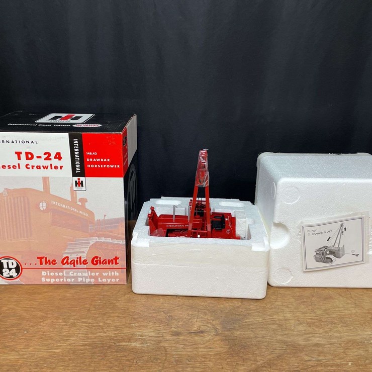 1/25 IH TD24 Crawler w/Superier Pipe Layer NIB SC