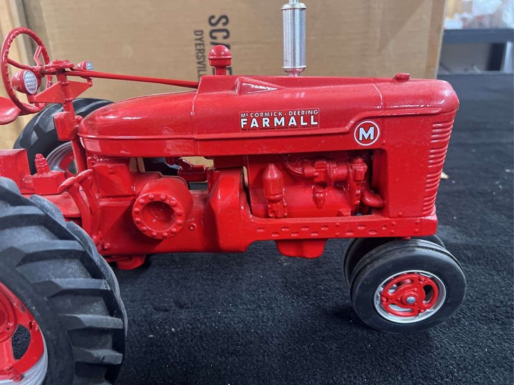 1/8-farmall-m-1995-fps-nib-sm-image-12