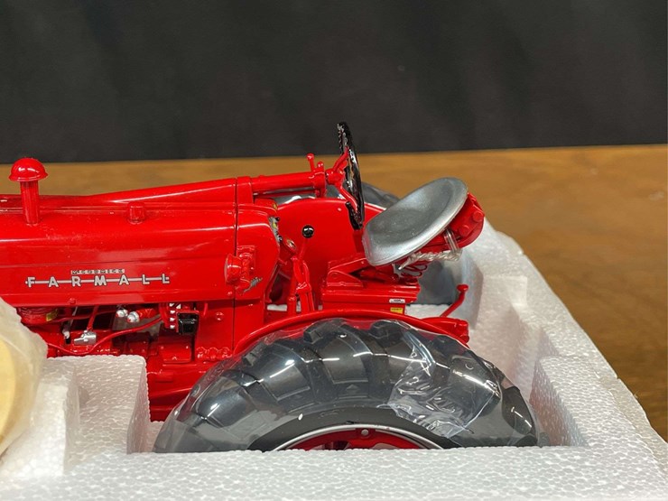 1/16-farmall-400-precision-nib-ertl-image-9