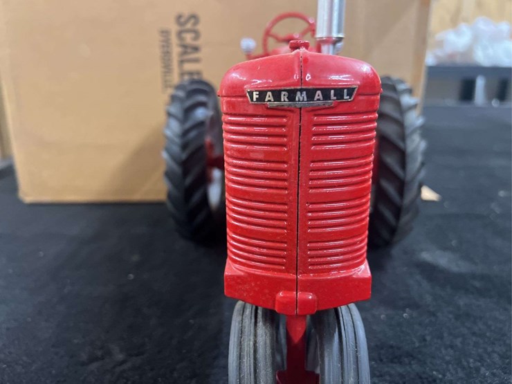 1/8-farmall-m-1995-fps-nib-sm-image-16