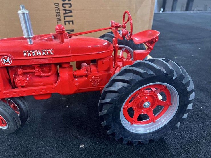 1/8-farmall-m-1995-fps-nib-sm-image-4