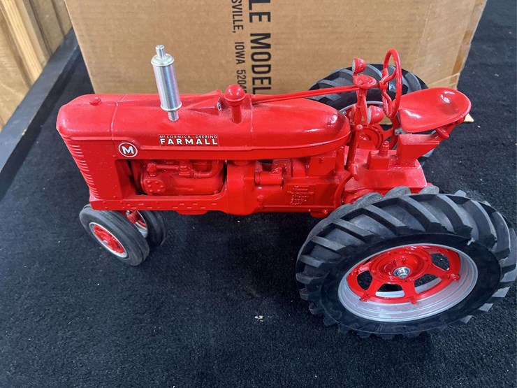 1/8-farmall-m-1995-fps-nib-sm-image-2