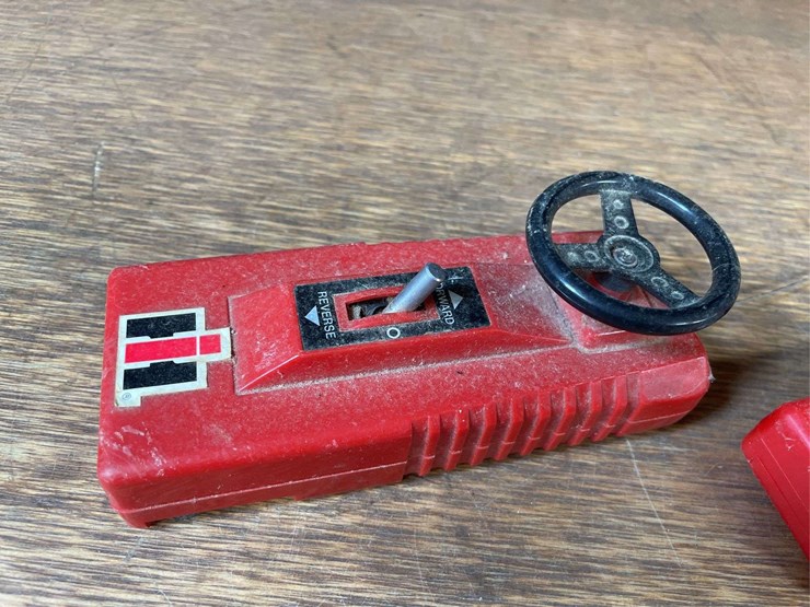 (3)-ih-tractors-+-baler-ertl-image-11